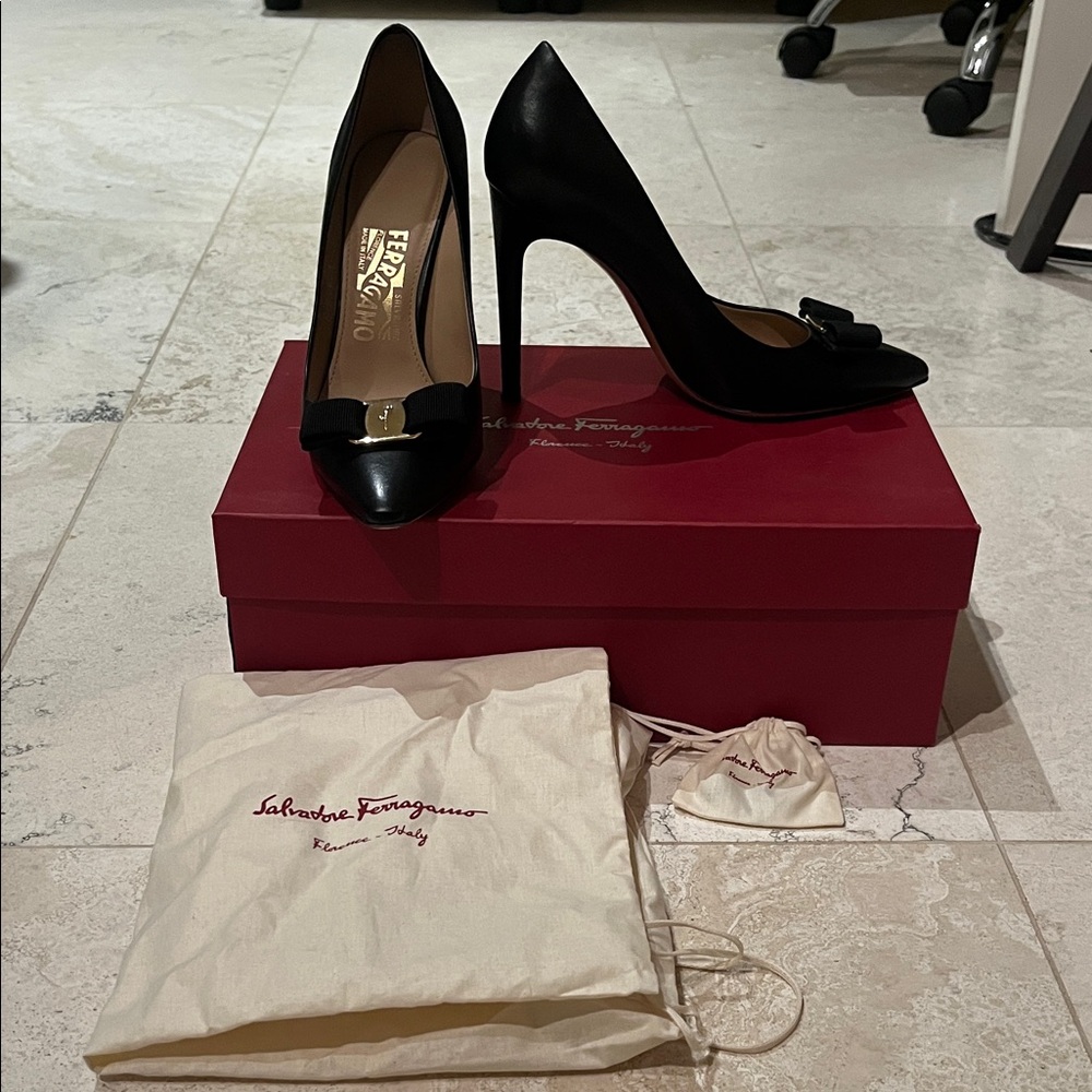 Salvatore Ferragamo Emy 100 Black Leather Vara Bow Pumps Sz 7.5B